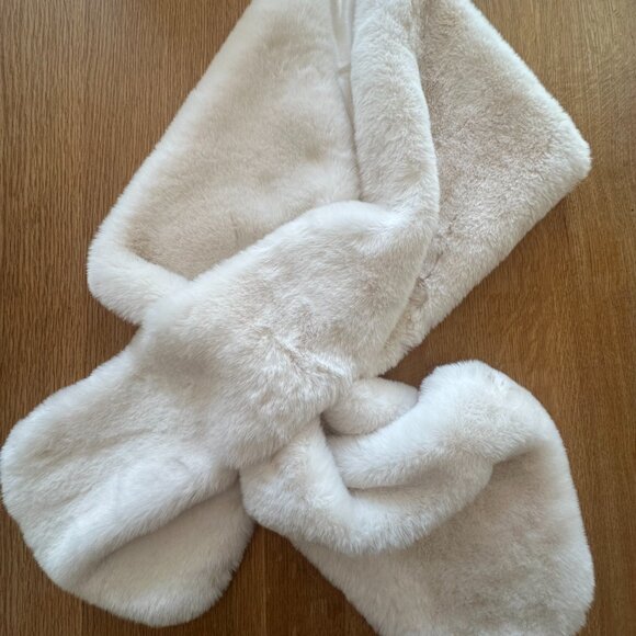 Saks 5th Ave faux fur white bridal scrave - Picture 3 of 4